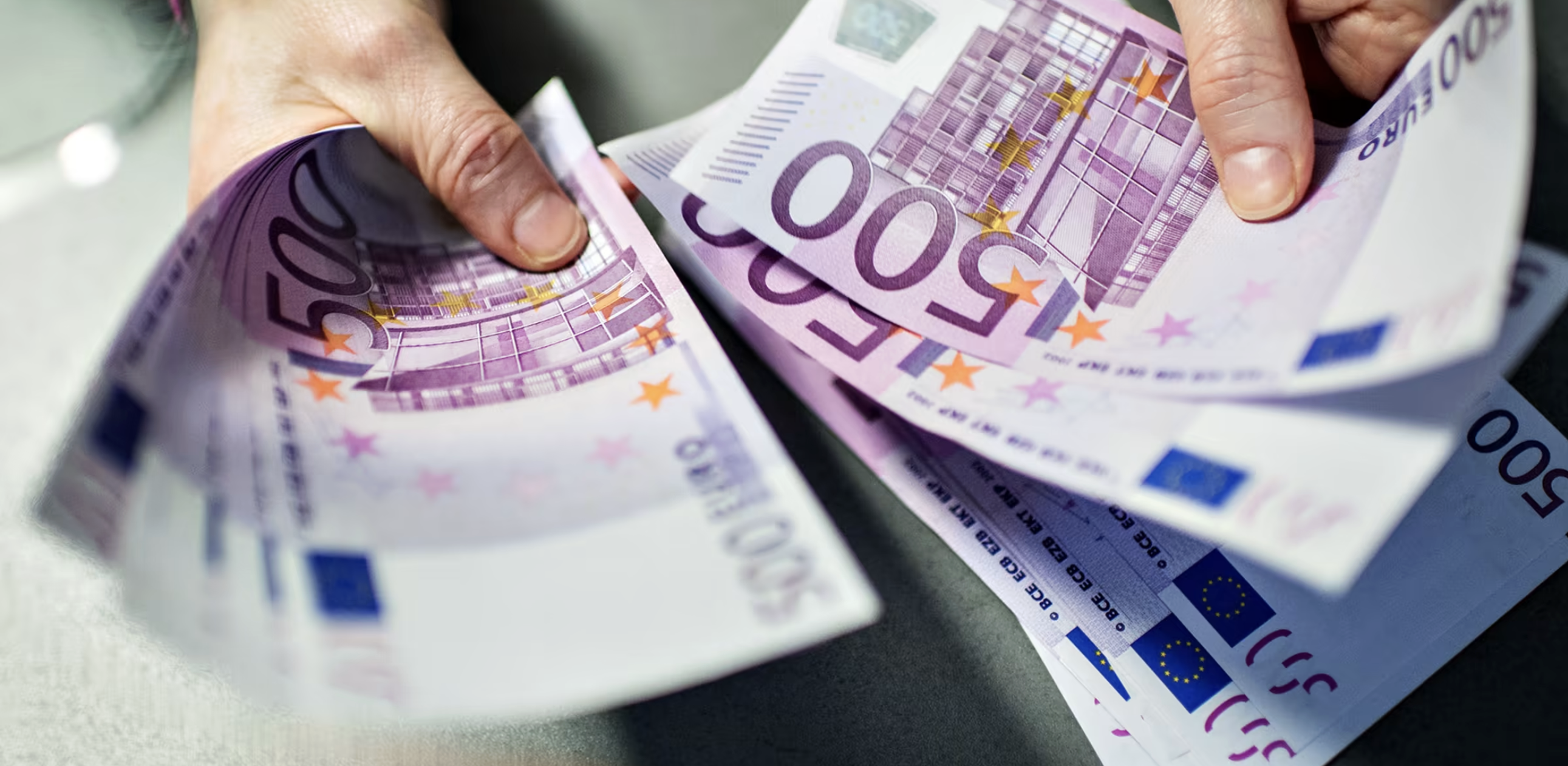 Yrittäjä laskee kuinka paljon tuloja tarvitaan Dubaihin muuttoon.